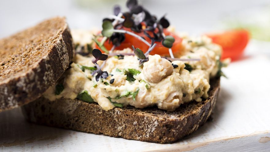 Tostada de hummus de garbanzo