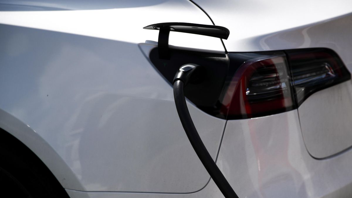 Las ventas de coches suben más de un 8% en abril y encadenan dos meses por encima de las 100.000 unidades