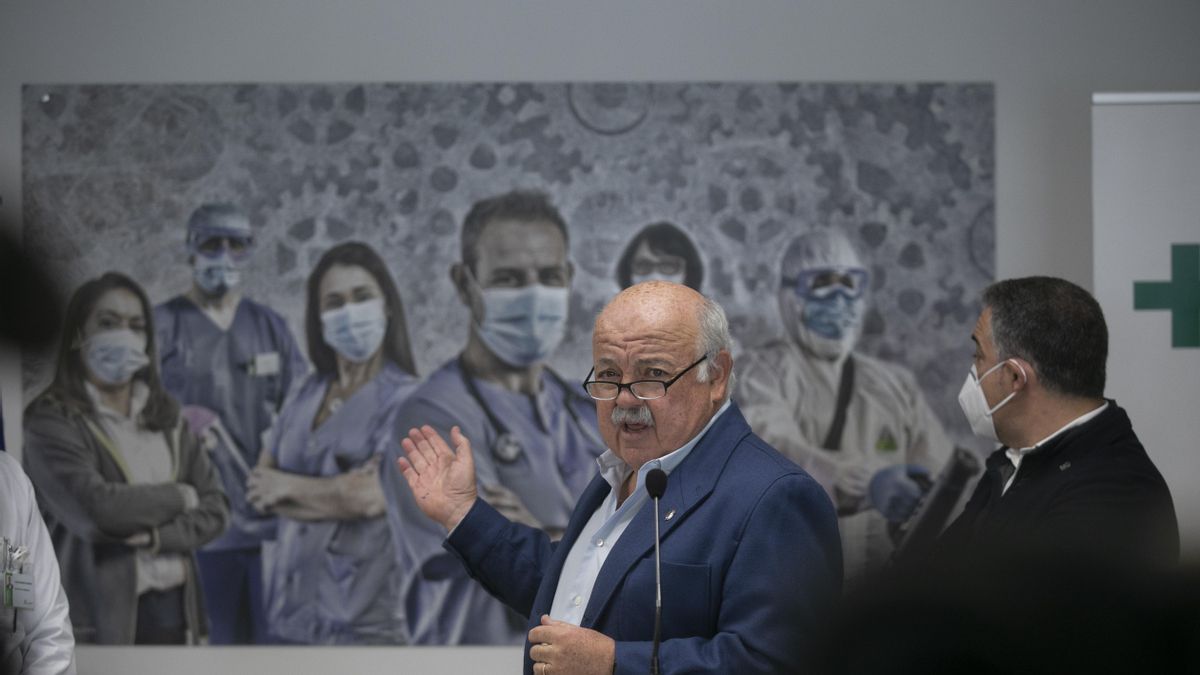 El consejero de Salud y Familias, Jesús Aguirre (c), durante la presentación de los proyectos de inversión pública para la mejora asistencial y modernización del Hospital Universitario Virgen Macarena. En Sevilla (Andalucía, España), a 23 de enero de 2021