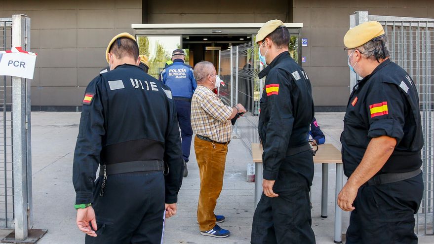 Militares de la UME llegan para desinfectar el Centro Cultural Lope de Vega, en la Zona Básica de Salud (ZBS) de Puente de Vallecas, en Madrid.