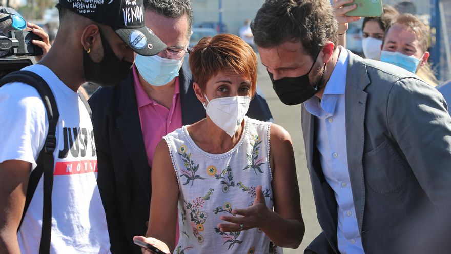 La alcaldesa de Mogán pide a Tarek, un joven que fue a Arguineguín a buscar a su hermano desaparecido, que le cuente a Pablo Casado (PP) su desesperación