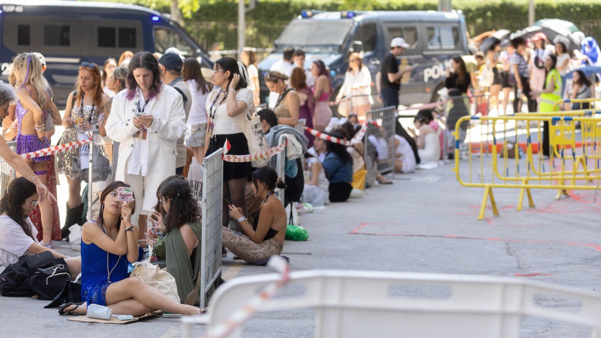 Fans de Taylor Swift haciendo cola antes de una de sus actuaciones en el Santiago Bernabéu el año pasado
