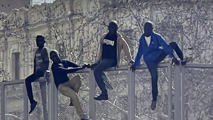 El artista de la falla municipal de València salva del fuego los 'ninots' de migrantes subidos a una valla