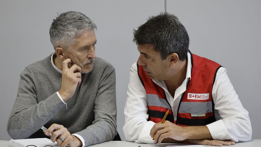 El presidente de la Generalitat, Carlos Mazón (d), conversa con el ministro del Interior, Fernando Grande-Marlaska en el Centro de Control de Emergencias de la localidad de L'Eliana, Valencia, este viernes. EFE/Kai Försterling