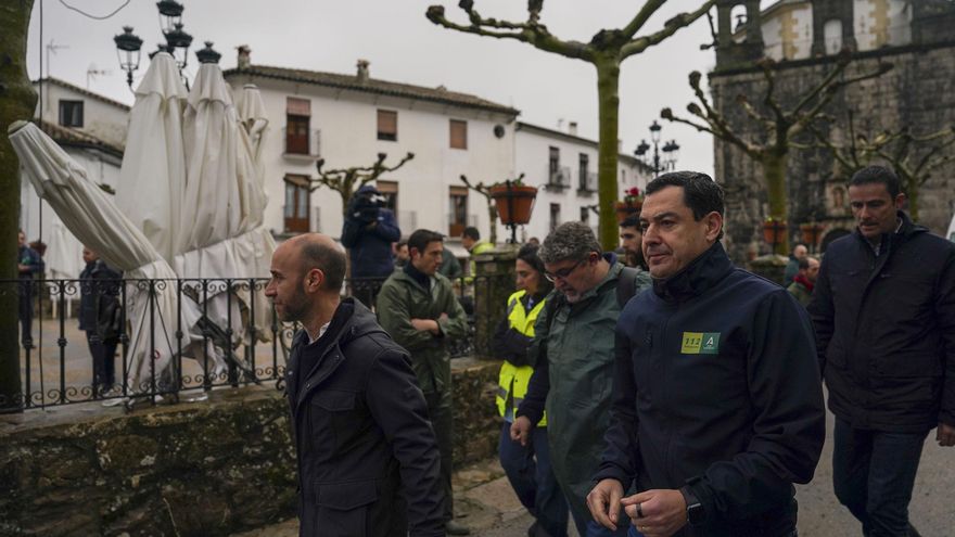 Juanma Moreno, durante su visita este jueves a Grazalema, para la supervisión del dispositivo de evacuación del municipio con motivo de las intensas precipitaciones caídas en las últimas horas.