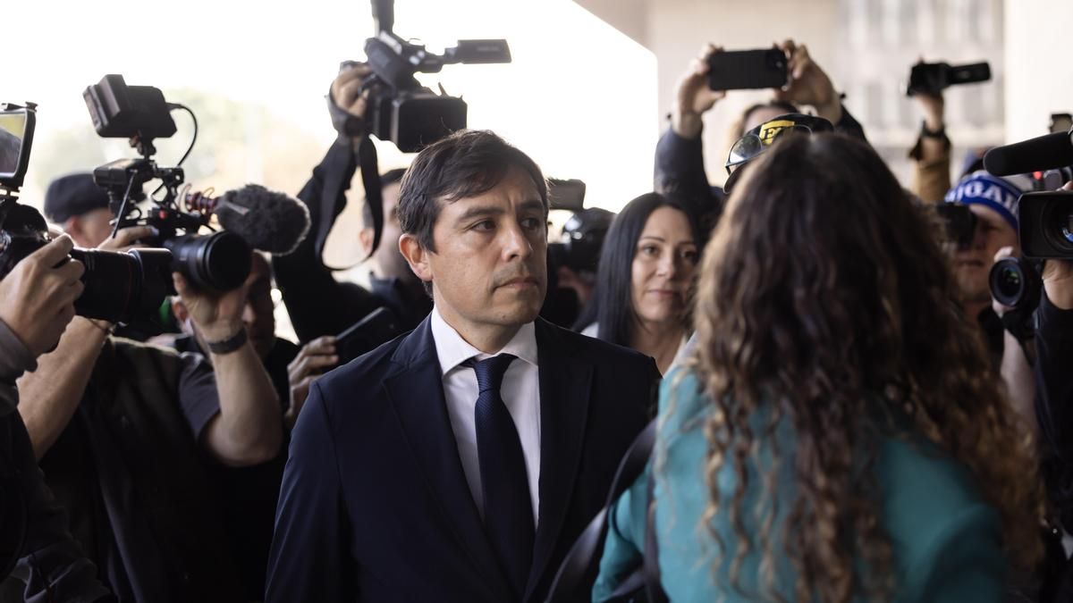 Salvador Plasencia, primer condenado por la muerte de Matthew Perry, llegando a los juzgados de Los Ángeles.