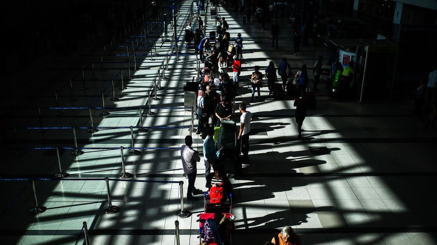 Pasajeros usan tapabocas para protegerse del coronavirus mientras transitan por el Aeropuerto Internacional de Ezeiza, en Buenos Aires (Argentina), en una fotografía de archivo.