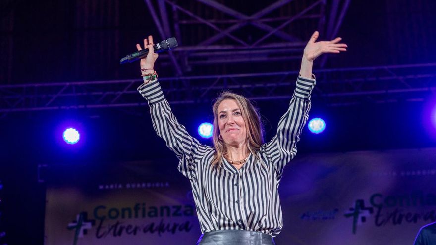 La candidata a la presidencia de la Junta de Extremadura por el Partido Popular, María Guardiola, participa en el acto de cierre de campaña este viernes, en Badajoz.