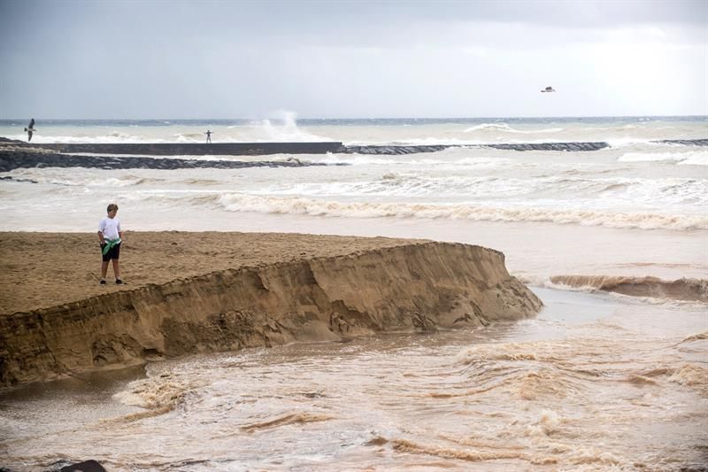 Efectos de las lluvias caídas en Costa Teguise durante la noche. Efe