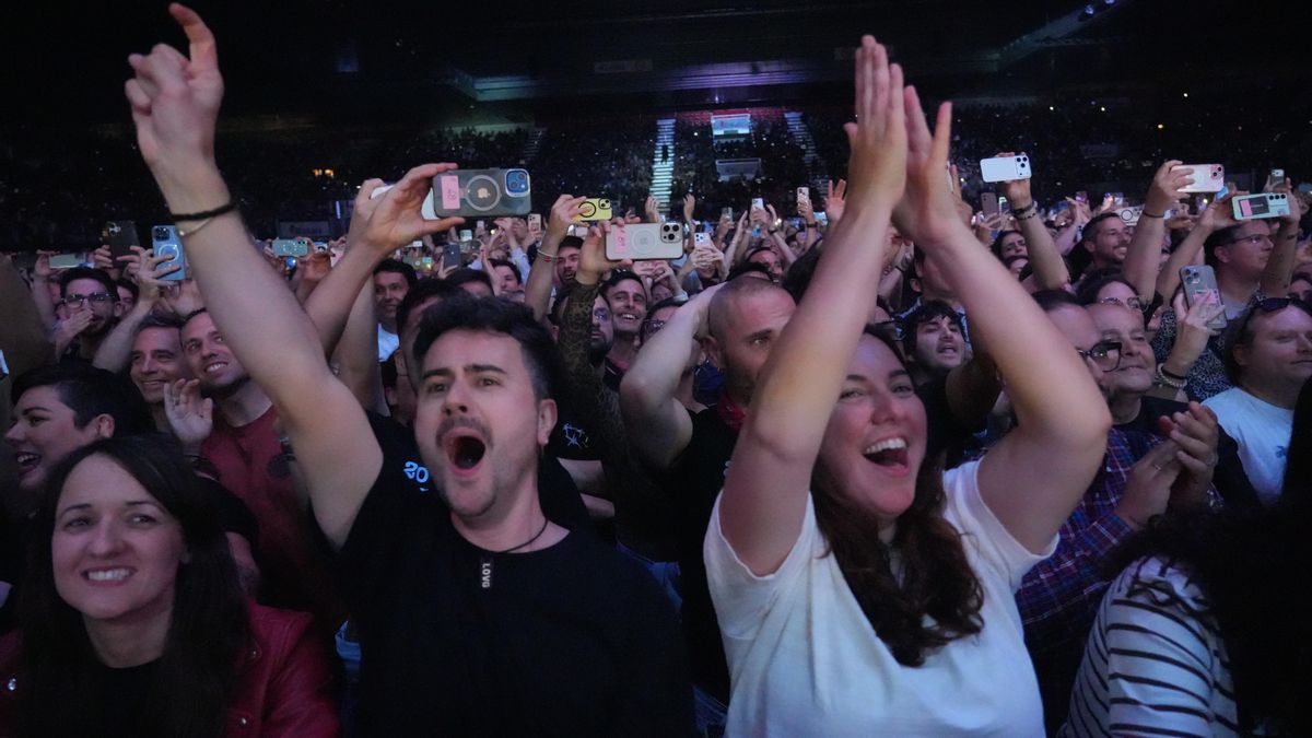 El público durante el concierto de inicio de gira de La Oreja de Van Gogh este sábado en el BEC de Barakaldo
