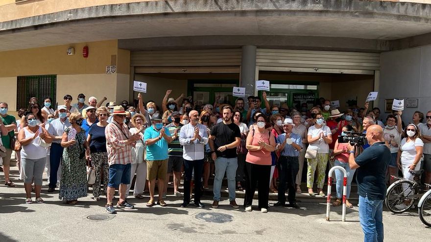 Vecinos de Fuente Vaqueros (Granada) se encierran en el centro de salud por no tener médico