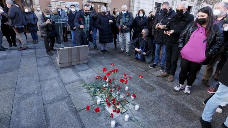 Instalación de los adoquines de la memoria ‘Stolpersteine’, en homenaje a republicanos bercianos fallecidos en campos de concentración nazis. // César Sánchez / ICAL