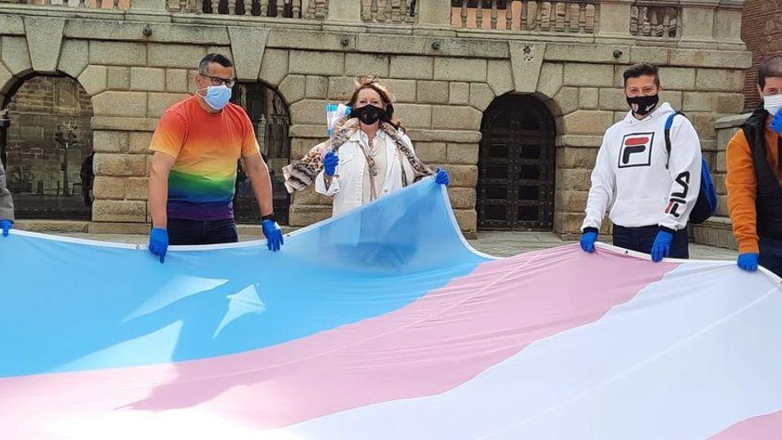 La bandera trans hace escala en Toledo en su recorrido por todo el país para defender la autodeterminación de género