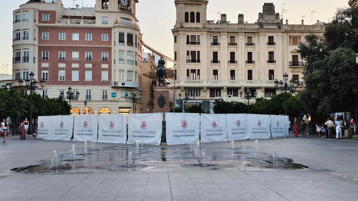 Fuente de la plaza de Las Tendillas vallada