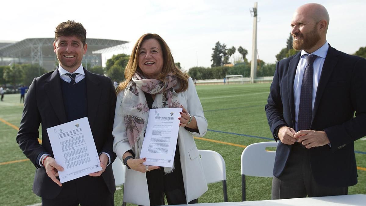 Imagen de la firma del acuerdo entre el Córdoba CF y la Junta.