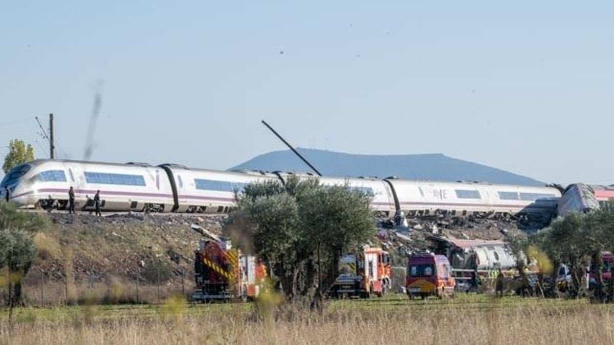 La vía atraviesa el tren AVE tras la colisión con los vagones del Iryo, en Urda, Toledo.