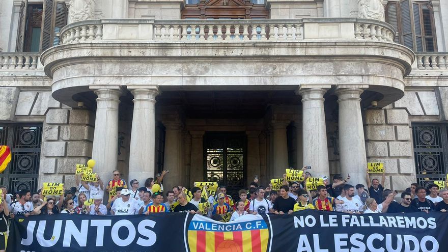 La manifestación contra Peter Lim ante el Ayuntamiento de València.