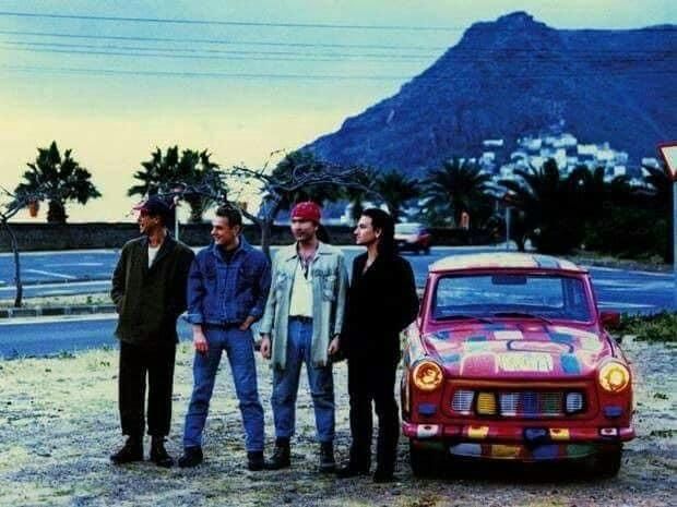 Los miembros de la banda irlandesa posan con el mítico Trabant