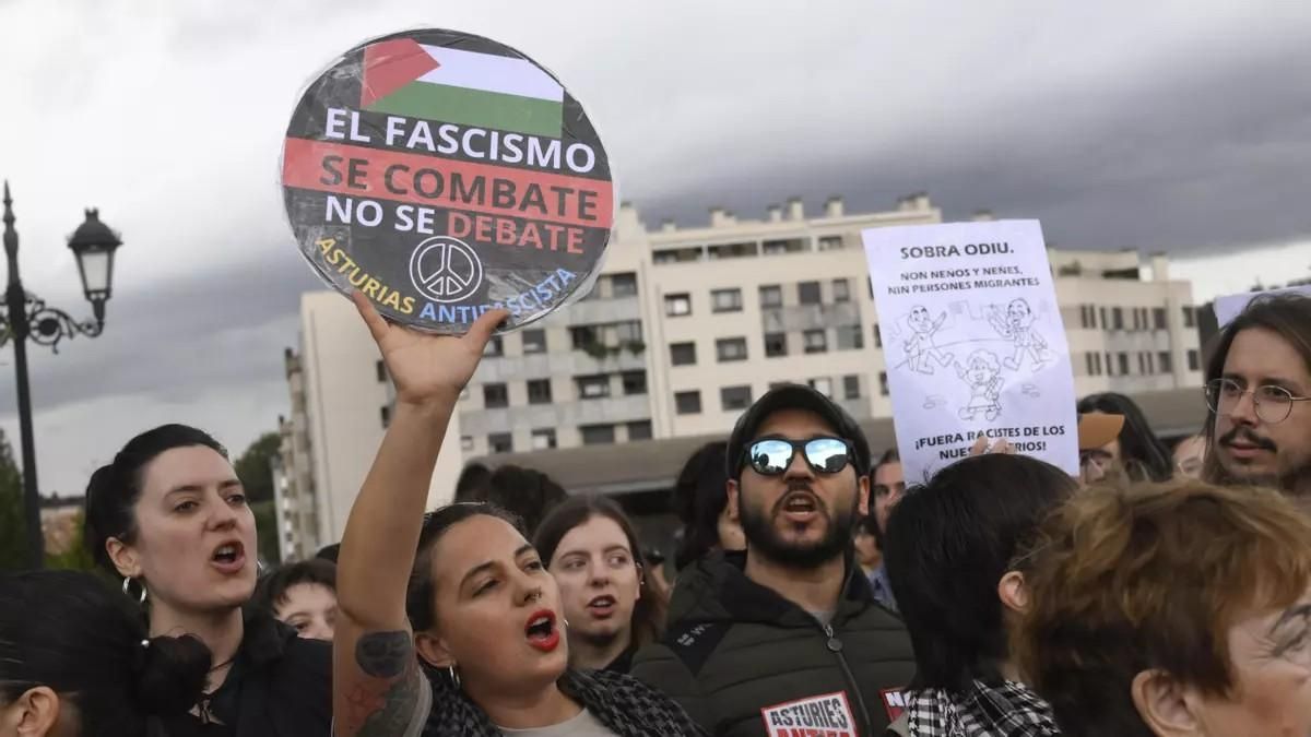 Manifestantes durante la concentración convocada por Asturies Antifascista en Oviedo/Uviéu.