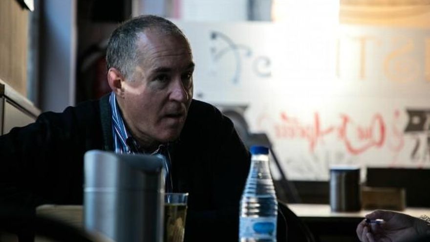 El candidato de UPL a la Alcaldía de León, Eduardo López Sendino, en una entrevista realizada en el bar Castilla II.