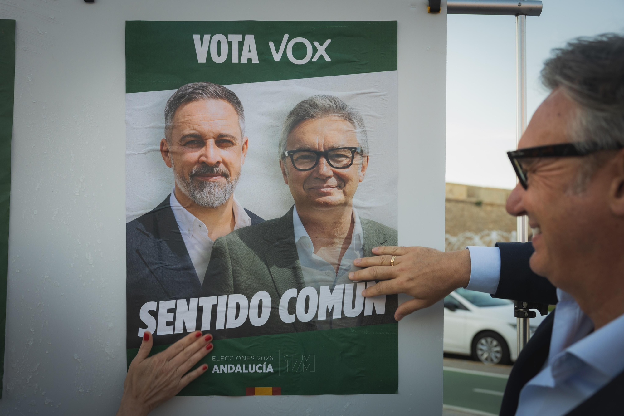 Manuel Gavira, ante su cartel electoral que comparte con Santiago Abascal.