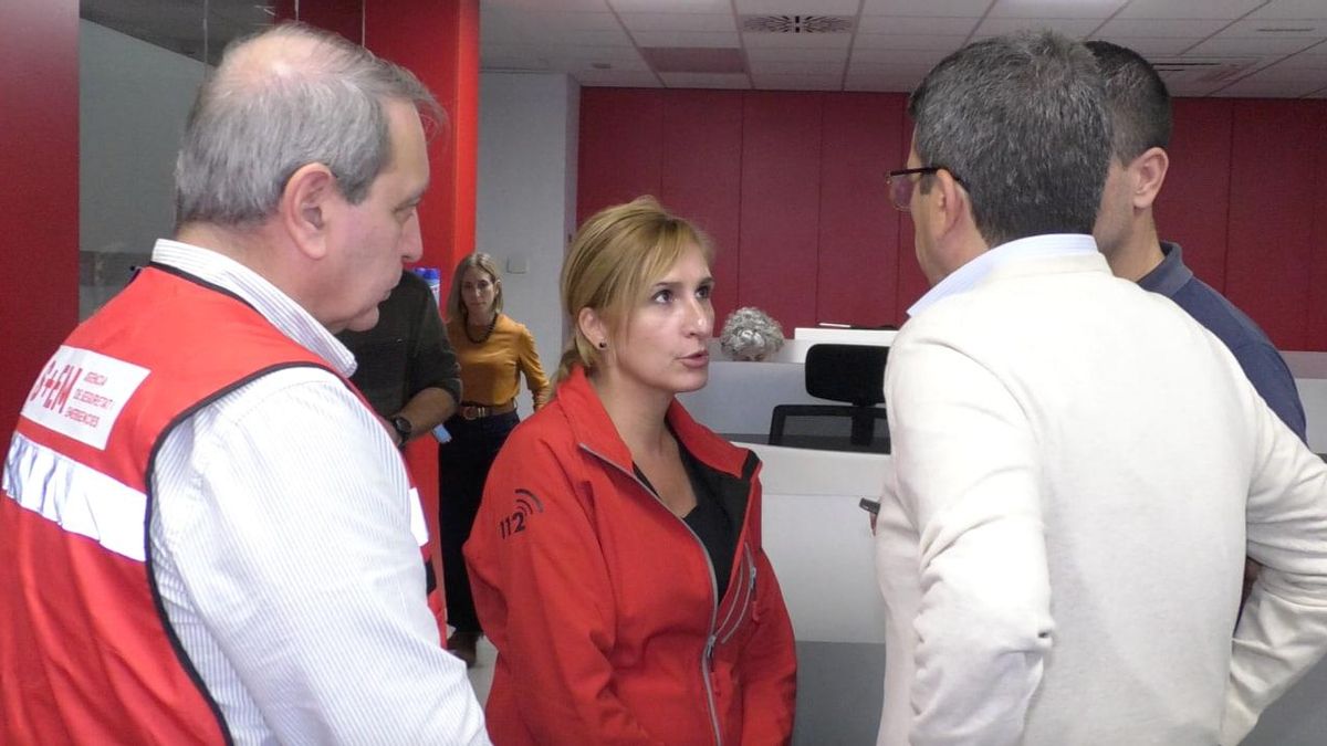 La consellera Salomé Pradas conversa con el president Carlos Mazón a su llegada al Centro de Emergencias.