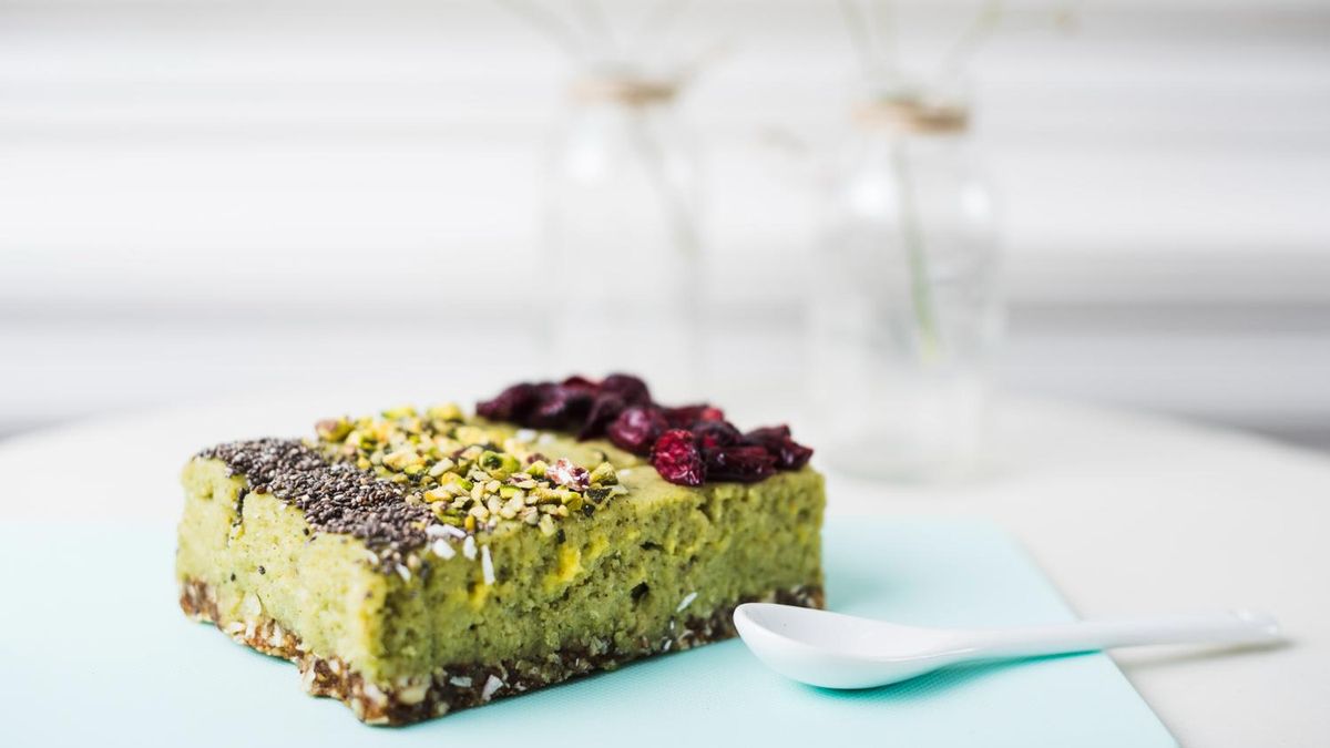 Brownie de té matcha: la vuelta japonesa al postre clásico de chocolate que le da un toque de color y sabor