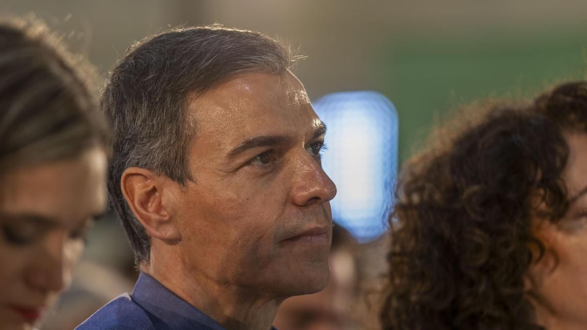 Pedro Sánchez asiste a un acto de precampaña de las elecciones andaluzas donde ha apoyado a María Jesús Montero, este domingo en la localidad onubense de Gibraleón.