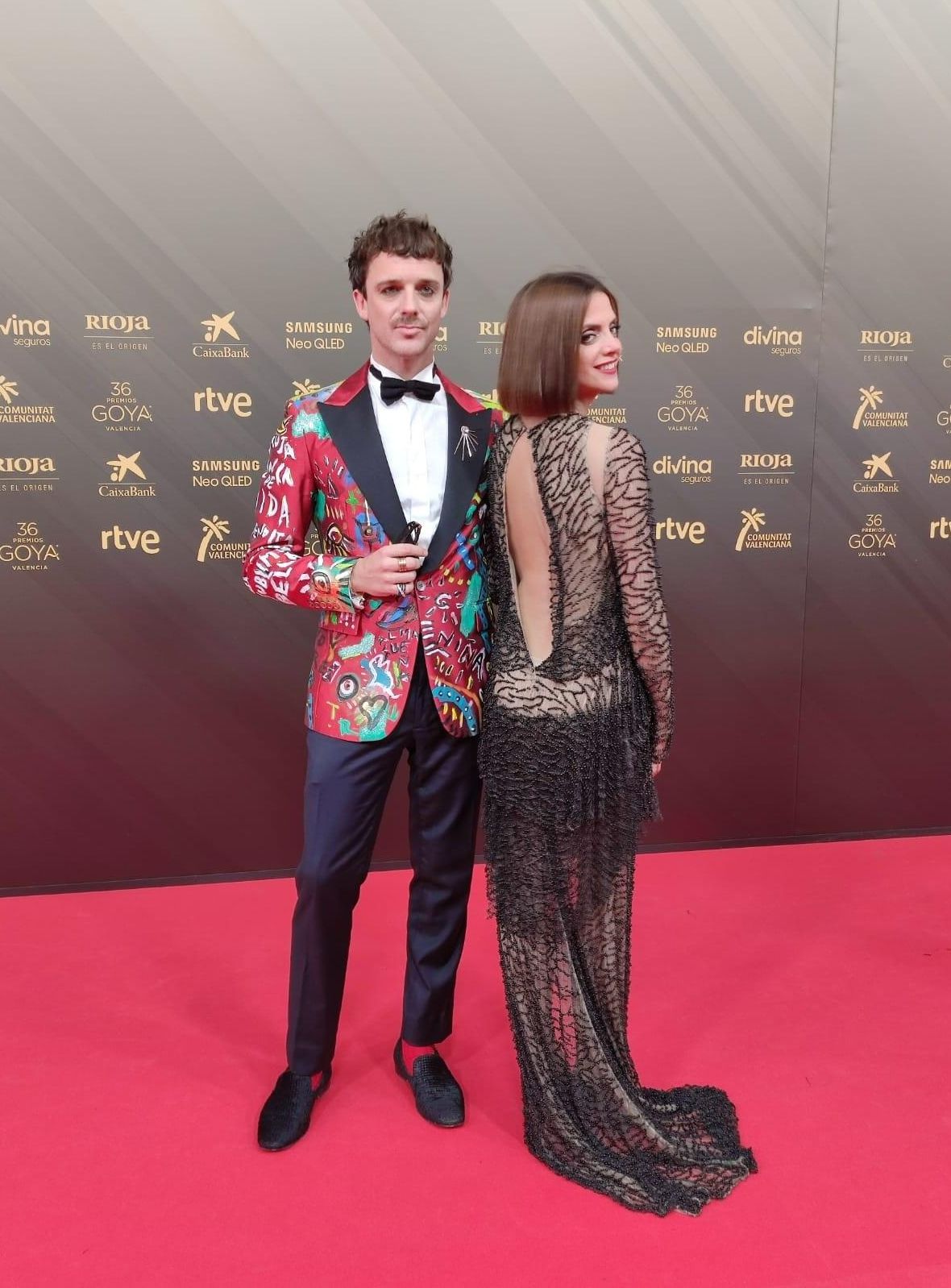 Aldo Comas recuerda a Verónica Forqué con un esmoquin rojo inspirado en ella