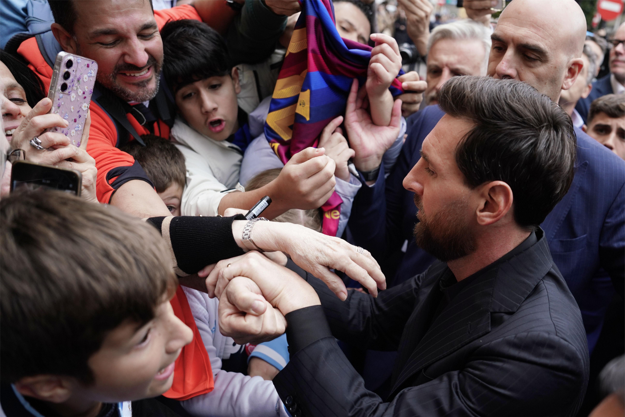 El futbolista argentino Leo Messi, Premio Princesa de Asturias de los Deportes, es recibido por los aficionados, entre los que había adultos y muchos menores.