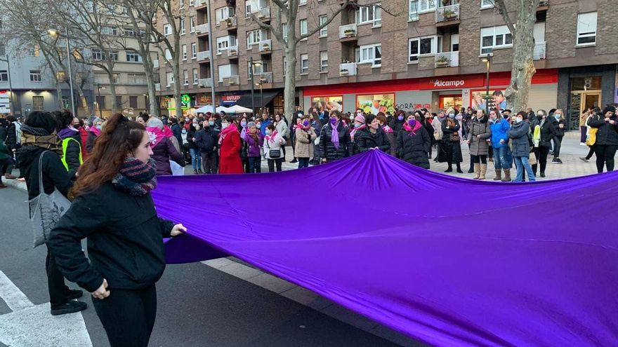 Las manifestantes despliegan una lona morada en Vitoria