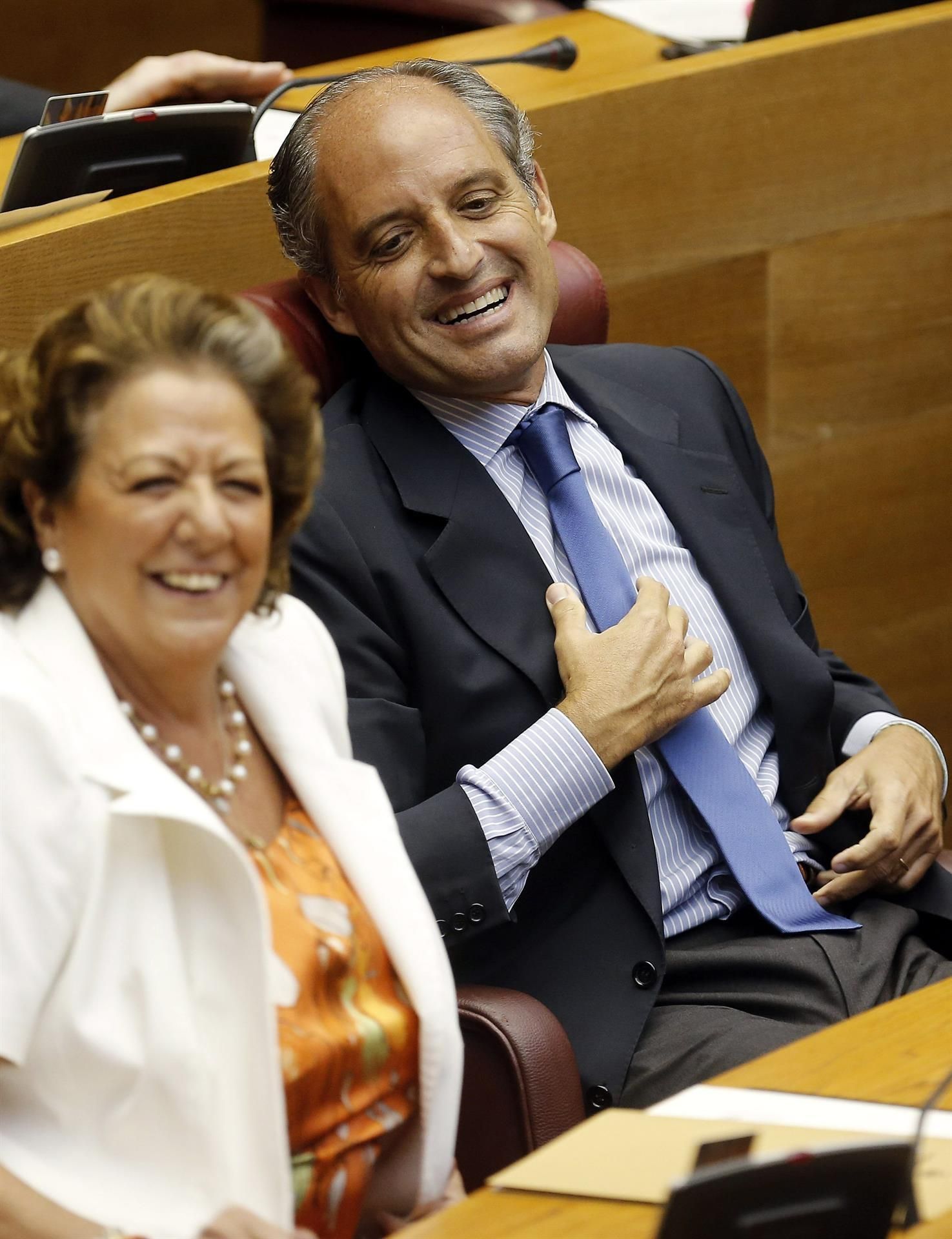 El expresidente de la Generalitat Valenciana Francisco Camps, junto la exalcaldesa de València Rita Barberá, en septiembre de 2013, durante el debate de política general en Les Corts tras la decisión del TSJCV de devolver la instrucción del caso Nóos a Palma