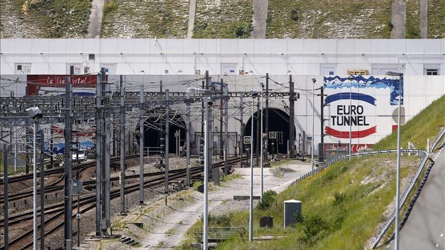 Londres ve "necesario" reforzar la seguridad en la entrada del Eurotúnel en Calais