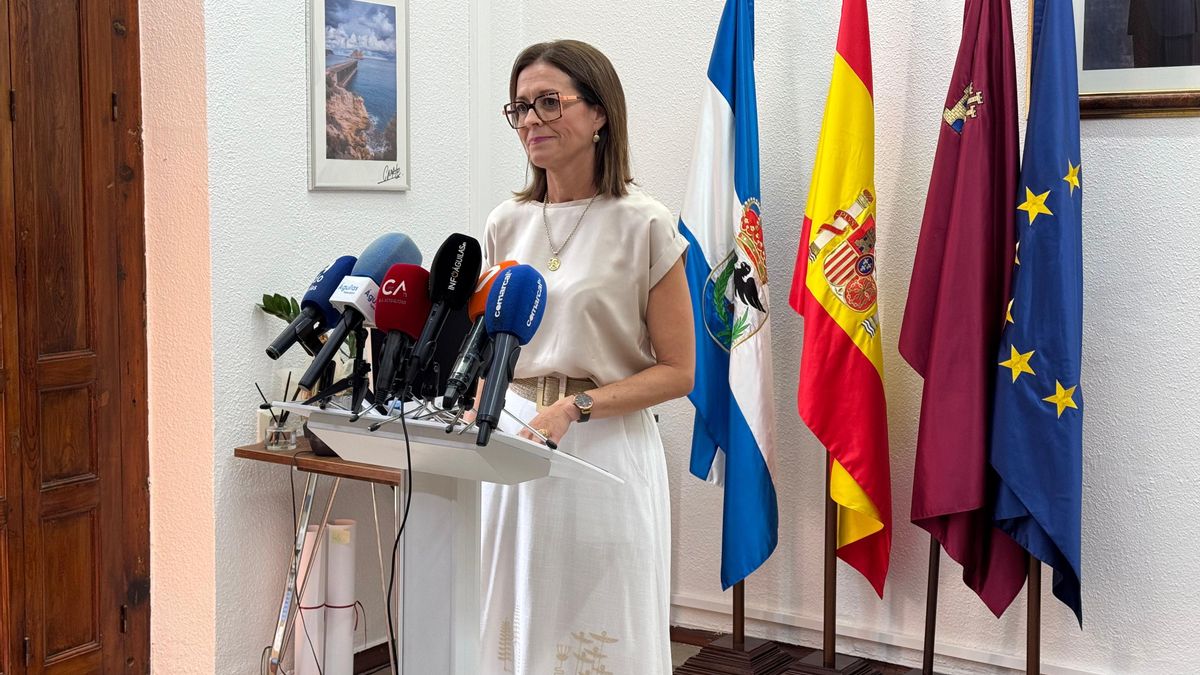 La alcaldesa de Águilas, Mari Carmen Moreno, anunciando su renuncia a la alcaldía