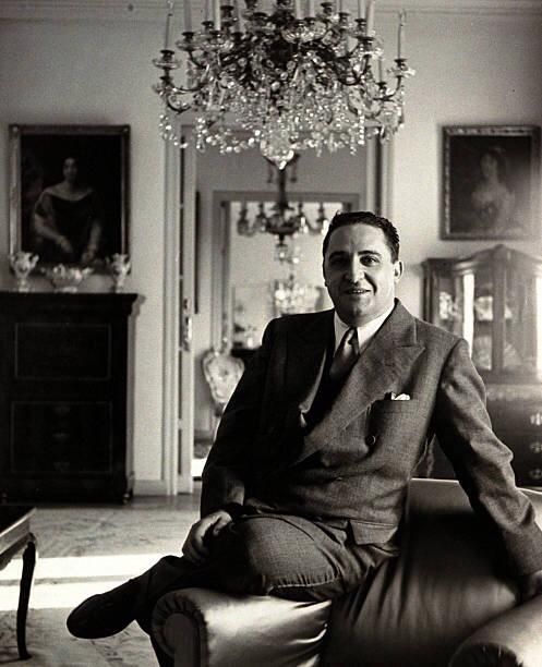 Agustín de Foxá en una imagen de los años cincuenta del pasado siglo. Diplomático de carrera y escritor de agudo ingenio y fuerte personalidad, estaba destinado en Finlandia cuando comenzó la Guerra de Continuación y se encargó de gestionar la repatriación de los muchachos vascos y asturianos prisioneros en Finlandia, convencidos militantes comunistas a los que obligó a reconocer a Franco (https://recuerdosdelpilar.com).