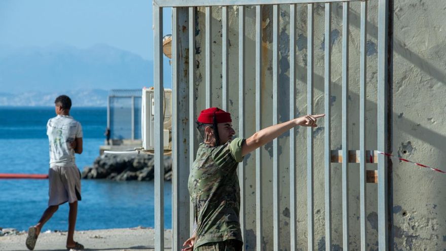 Migrantes cruzando la frontera de Ceuta en dirección a Marruecos.