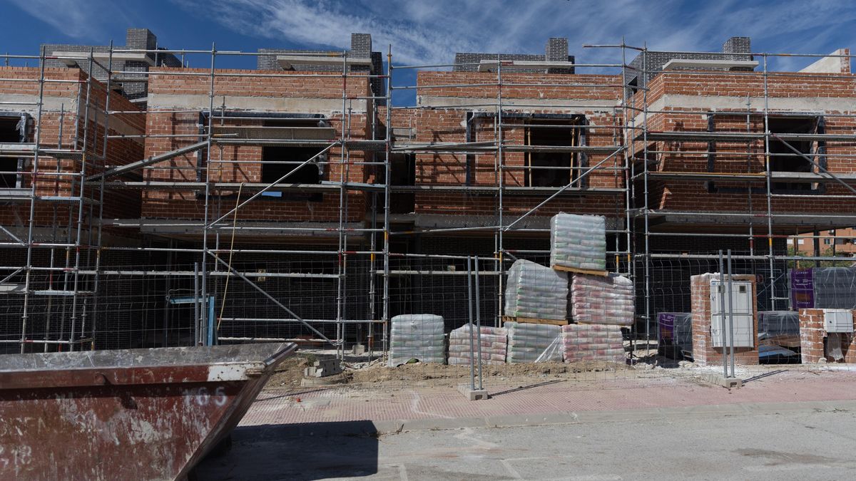 Archivo - Vista general de las obras de vivienda nueva