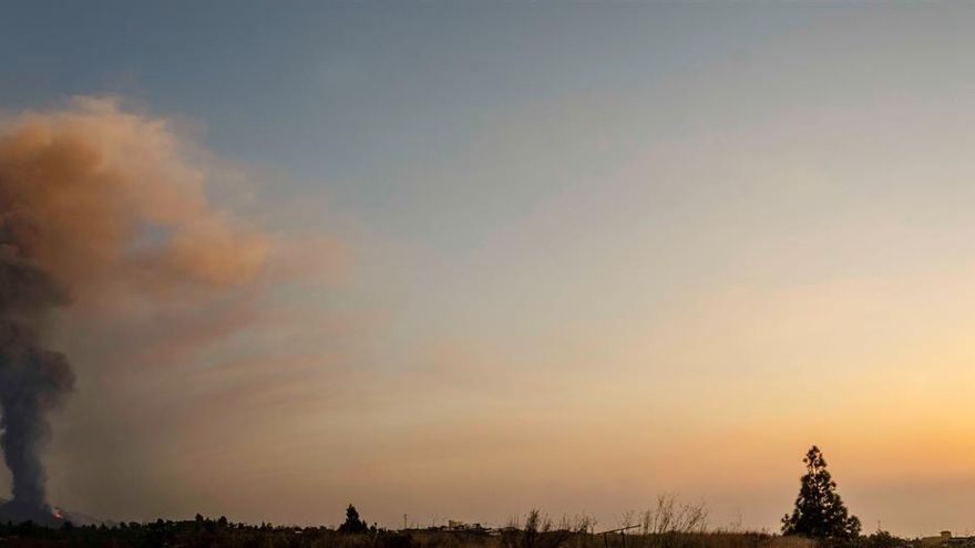 El presidente de Canarias reconoce que no se sabe en qué punto está la actividad del volcán, aunque "no parece que esté cerca del final"