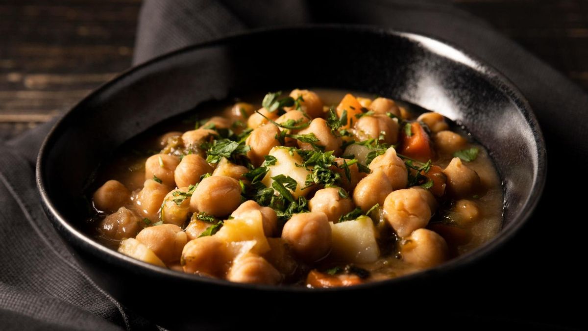 Garbanzos con langostinos: el potaje casero, nutritivo y fácil de hacer