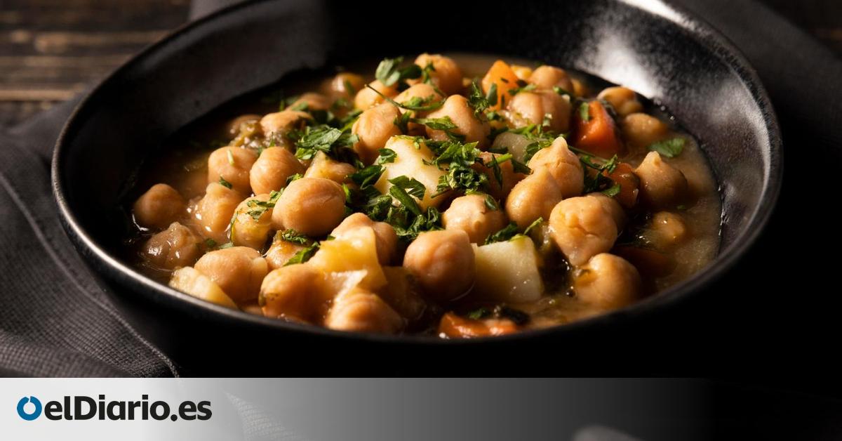 Garbanzos con langostinos: el potaje casero, nutritivo y fácil de hacer