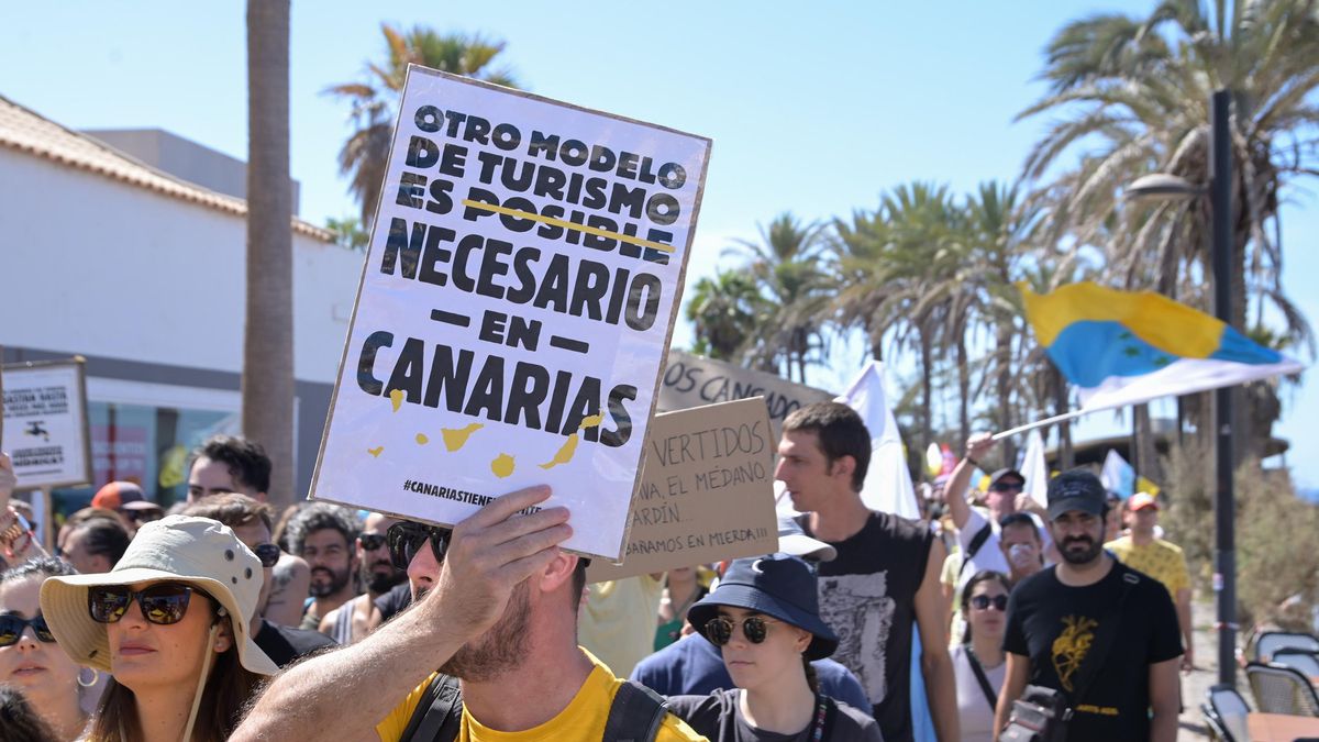 Archivo - Varias personas durante una manifestación contra el modelo turístico y de desarrollo de las Canarias, a 20 de octubre de 2024, en Arona, Tenerife, Canarias (España). Las manifestaciones, que tienen lugar por todo el archipiélago, están convocada