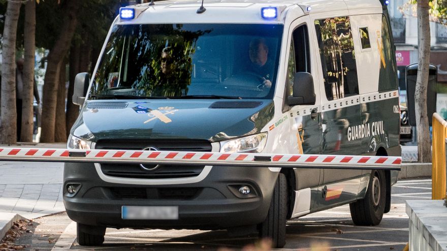 Yassine Kanjaa llega en una furgoneta de la Guardia Civil al juicio en la Audiencia Nacional, a 6 de octubre de 2025, en Madrid (España).