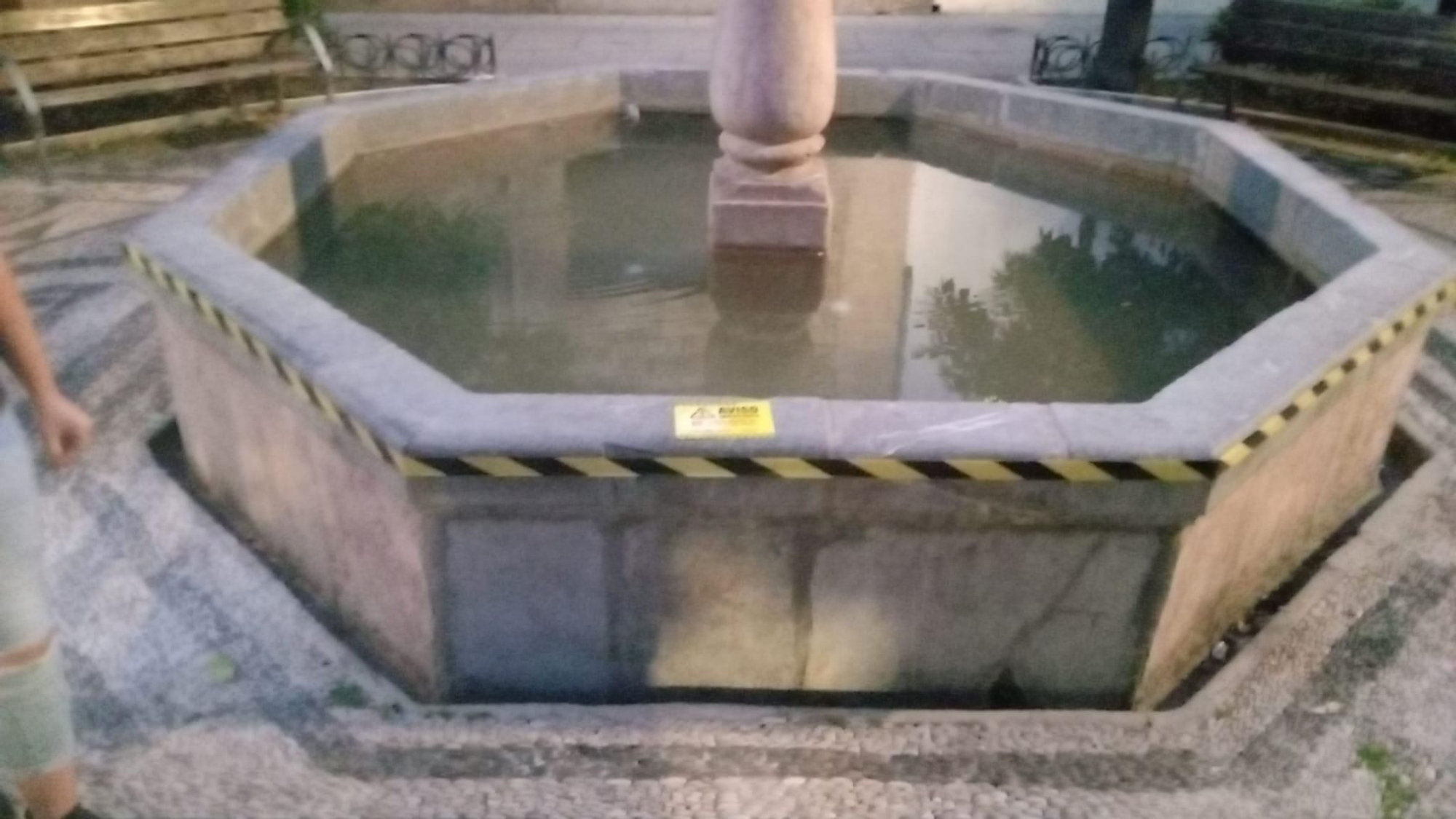 Greenpeace inunda las fuentes de Córdoba con mensajes de advertencia por el regadío intensivo