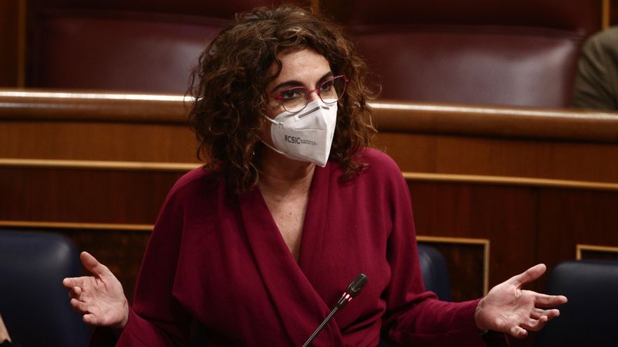 La portavoz del Gobierno y ministra de Hacienda, María Jesús Montero, interviene durante una sesión de Control al Gobierno celebrada en el Congreso de los Diputados, en Madrid, (España), a 17 de febrero de 2021