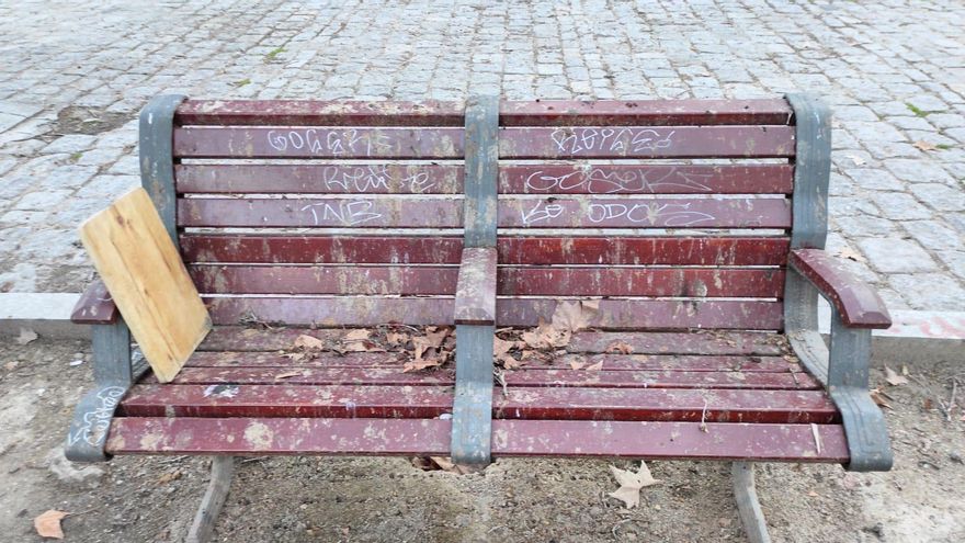 Banco lleno de hojas y de excrementos de pájaros en la plaza de las Salesas
