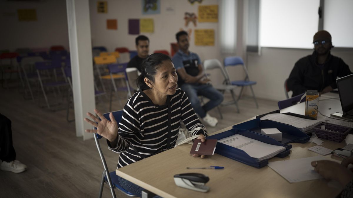 Una mujer es atendida en la ONG Sedoac para pedir el informe de vulnerabilidad exigido en algunos casos para la regularización extraordinaria.
