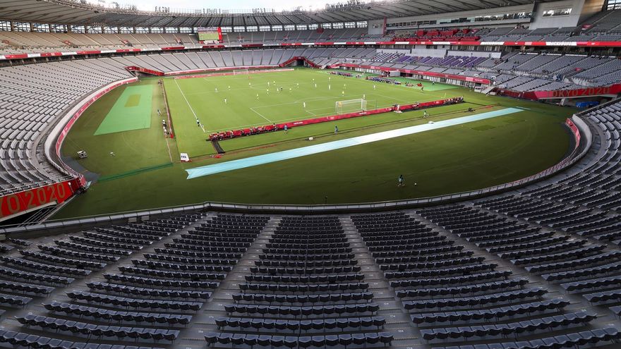 Vista general del partido olímpico de fútbol femenino entre Suecia y Estados Unidos en el Tokyo Stadium.