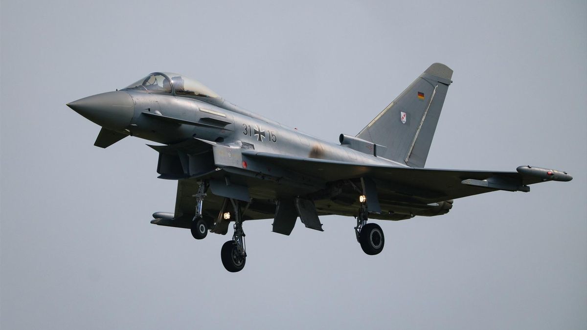 Caza Eurofighter alemán en un vuelo de entrenamiento.