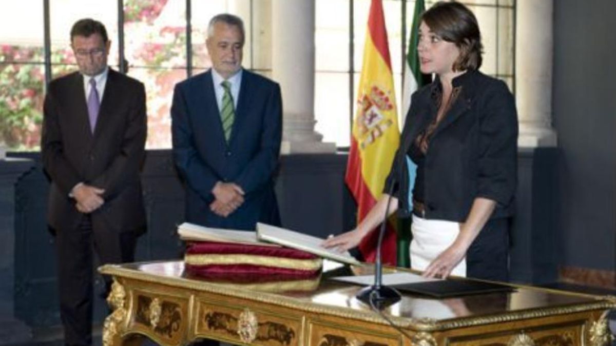 Elena Cortés promete el cargo como consejera de Fomento y Vivienda del Gobierno andaluz, ante el presidente José Antonio Griñán.