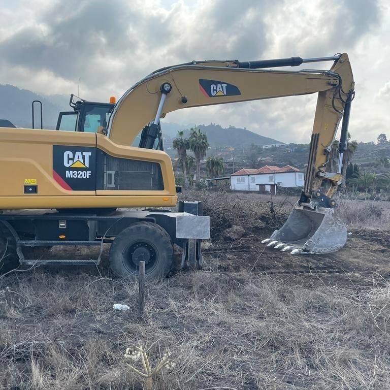 Obras de acondicionamiento de la carretera que comunica con Puerto de Naos para garantizar el tránsito de camiones de grandes dimensiones destinados al transporte de plátanos.